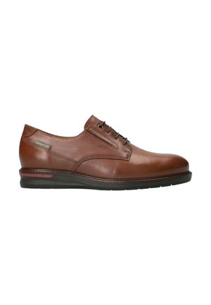 Chaussure oxford en cuir marron à lacets avec semelle noire et petite étiquette logo Mephisto sur le côté.