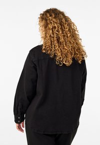 Zizzi MIT KNÖPFEN UND BRUSTTASCHEN - Camicia - black