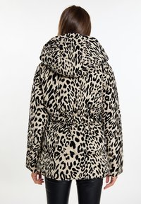 Jachetă puf în bej cu imprimeu leopard negru, având glugă, brâu elastic și textură matlasată.