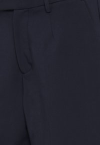 Navybyxor i mjukt tyg, med flat front, sidofickor och diskreta sömdetaljer. Snygg passform med en klassisk design.