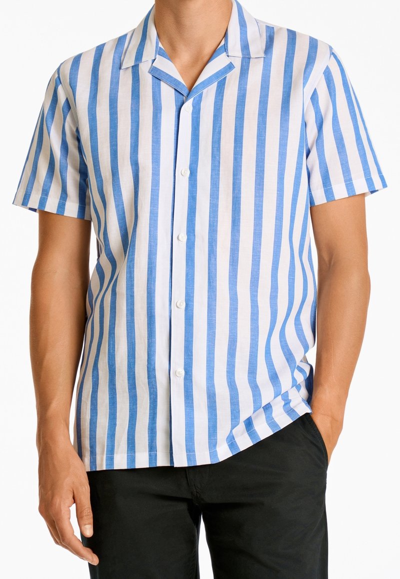 Koszula z krótkim rękawem na guziki w pionowe niebiesko-białe paski, wykonana z lekkiego materiału, z kołnierzem typu camp i prostym przednim brzegiem.