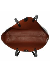 Intérieur d'un sac à main en cuir noir avec un revêtement lisse marron, anses doubles et accents en métal doré. Design spacieux sans compartiments visibles.