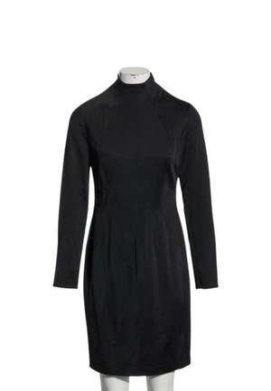 Robe noire à manches longues, longueur genou, avec un col montant, présentée sur un mannequin blanc sur fond blanc.