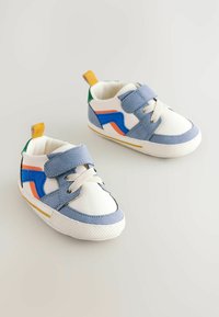 Blå och vita sneakers med flerfärgade inslag i orange, grönt och svart. Har ett kardborreband, strukturerad sula och en ögla vid hälen.