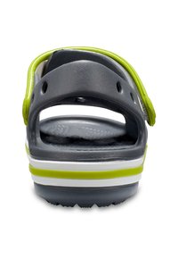Vue arrière d'une sandale en caoutchouc gris et vert citron avec un talon ouvert et une bride réglable.