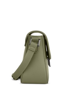 Borsa in pelle verde con una forma strutturata. Caratterizzata da un manico corto, una cintura regolabile e dettagli in metallo argentato. Tessuto liscio.
