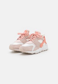 Nike Sportswear AIR HUARACHE MN - Trainers - summit white/light madder root/atmosphere/fossil stone