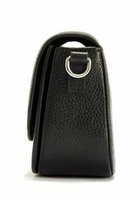 Czarna skórzana torebka o teksturowanej powierzchni, prostokątnym kształcie, z metalowym pierścieniem w kolorze srebrnym i krótkim uchwytem do noszenia.