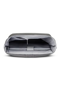 Szürke laptop táska puha belső béléssel, cipzáros záródással, rögzítő pánttal a tartalom biztosításához és minimalista dizájnnal.