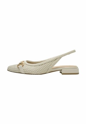 Chaussure slingback blanche tissée avec bout carré, accent en métal doré, petit talon bloc et dessus en matériau texturé.