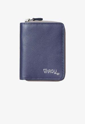Portafoglio in pelle blu navy con chiusura a zip, esterno testurizzato, hardware in argento e logo frontalmente. Design compatto e di forma quadrata.