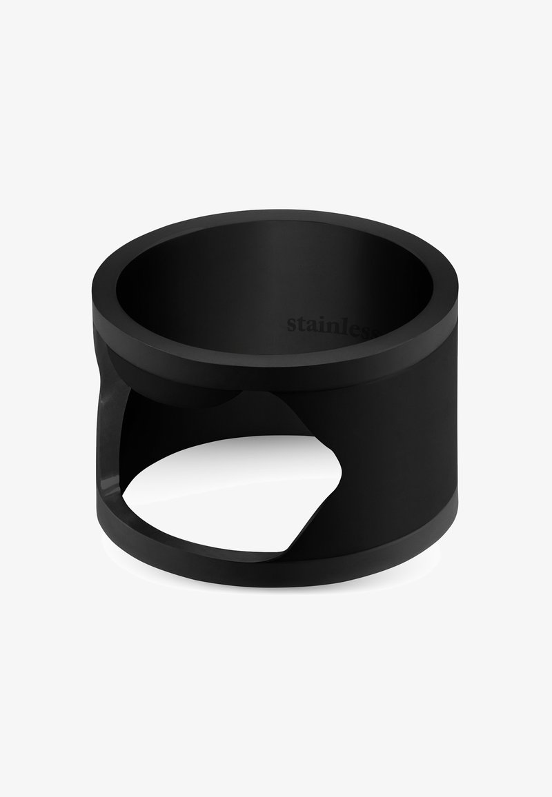 Sort rustfrit stålring med en glat, strømlinet overflade. Har et udskæringsdesign, cirkulær form og mat finish. Accentueret med teksten "rustfrit".
