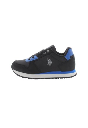 Scarpa sportiva nera con dettagli blu, superiore in tessuto, colletto imbottito e suola bianca. Presenta il logo sul lato e una suola in gomma texturizzata.