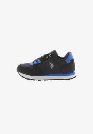 Scarpa sportiva nera con dettagli blu, superiore in tessuto, colletto imbottito e suola bianca. Presenta il logo sul lato e una suola in gomma texturizzata.