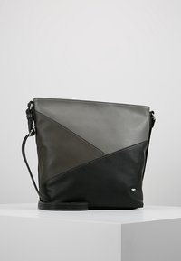 Bolso bandolera de cuero negro y gris oscuro con diseño geométrico, correa ajustable y detalle de logo. Textura lisa y forma estructurada.