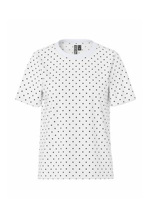 Camiseta blanca de manga corta con escote redondo, que presenta un patrón de puntos negros en toda su superficie. Fabricada en una tela suave y ligera.