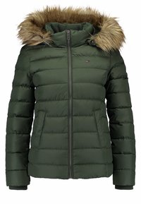 Olivgrön vadderad jacka med huva klädd i fuskpäls, dragkedjestängning framtill, ribbade ärmmuddar och sidofickor. Har ett horisontellt söm-mönster.