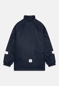 Giacca a vento blu navy con colletto alto, polsini elasticizzati e strisce bianche a contrasto sulle maniche. Presenta una toppa con logo all'orlo.