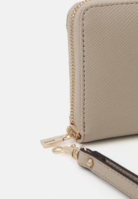 Guess LAUREL LARGE ZIP AROUND - Portemonnee - taupe