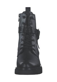 Bottines noires en simili cuir avec un laçage à l'avant, une sangle décorative et des détails de zip. Elles présentent une finition lisse et une semelle robuste.
