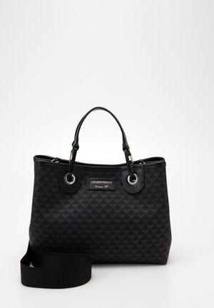 Bolso tote negro Emporio Armani con doble asa, patrón de logo distintivo, correa de hombro desmontable y parche con logo en el frente.