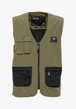 Maslinasto zeleni prsluk s dekolteom u obliku slova V, koji sadrži dva crna mrežasta džepa, središnji patentni zatvarač i gornji zakrpa džep.