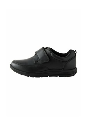 Chaussures en cuir noir avec un bout arrondi, dotées d'une sangle Velcro et d'une semelle texturée pour l'adhérence. Fini lisse avec des détails de couture minimaux.