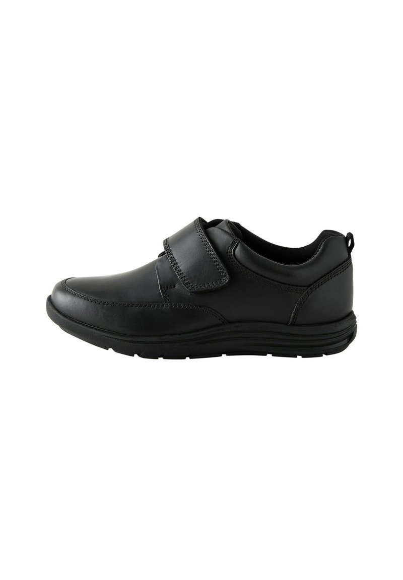 Chaussures en cuir noir avec un bout arrondi, dotées d'une sangle Velcro et d'une semelle texturée pour l'adhérence. Fini lisse avec des détails de couture minimaux.
