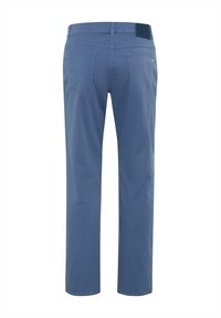 Blaue Baumwollhosen mit geradem Bein, ausgestattet mit zwei Gesäßtaschen, einem Taillenschild und sichtbaren Nähdetails.