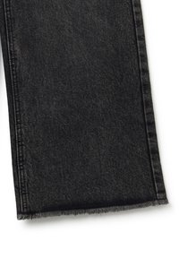 Pantalón de mezclilla negro con costuras visibles y dobladillo deshilachado sobre un fondo blanco.