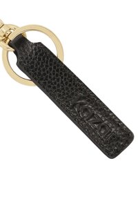 Porte-clés en cuir noir avec surface texturée, doté d'un anneau en métal doré et d'un logo embossé sur la sangle.