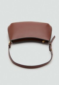 Bruine leren polsbeugel pouch met een gebogen vorm, gouden rits en verstelbare schouderriem op een lichte achtergrond.