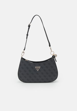 Sac à épaule noir Guess avec sangle réglable, imprimé logo à motif et emblème de marque en métal sur le devant sur fond blanc.