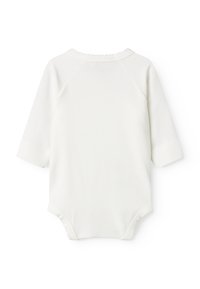 Hvit langermet body med bølgekant i halsen og trykknapper, laget av myk bomullsstoff, med en glatt tekstur og enkel design.