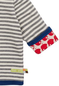 Camicia a maniche lunghe per bambini a righe grigie e bianche con polsino blu. Il tessuto presenta un motivo di uccelli rossi sul polsino interno. Include un piccolo etichetta.