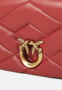 Pinko LOVE CLICK PUFF - Borsa a tracolla - ocra rosso/antique gold
