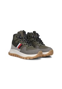Hoge sneakers in olijfgroen en grijs, met zwart-witte veters, gestreepte accenten en een rubberen zool met een gestructureerd profiel.