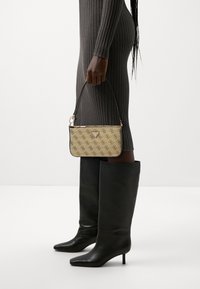 Guess TWILLER MINI TOP ZIP SHOULDER - Kabelka - gold-coloured