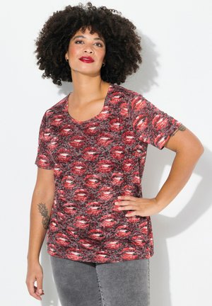 T-shirt à manches courtes en tissu rouge et gris, avec un motif de lèvres. Le design comprend un col rond et une coupe décontractée.