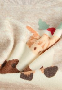 Heled beezž sweatshirt tekstuuriga viimistlusega, millel on muinasjutuline loomasuvi pastelsetes toonides, rõhutades oranže, pruune ja rohelisi aktsente.