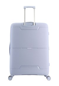 Hellgrauer Hartschalenkoffer mit horizontalen Rillen, ausgezogenem Teleskopgriff und vier drehbaren Rollen auf weißem Hintergrund.