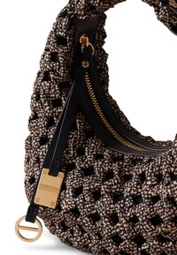 Gewebte Handtasche in Schwarz und Beige mit einem strukturierten Muster, ausgestattet mit goldenen Beschlägen und einem Reißverschluss. Schlaufenakzent mit Markennamen-Detail.