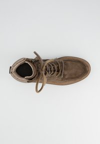 Stivaletti alla caviglia in suede marrone con punta rotonda, sistema di allacciatura e zip laterale. Presentano una suola testurizzata e un rivestimento interno morbido.
