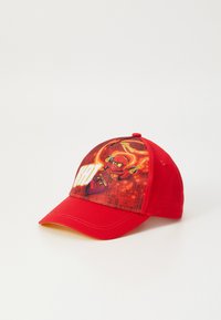 Rote Baseballmütze mit einem bunten Grafikmotiv eines Charakters auf der Vorderseite, einem flachen Schirm und einer weichen Stoffkonstruktion.