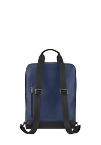 Zaino blu navy con accenti neri, presenta spallacci regolabili, maniglia superiore, tasca frontale con zip e finitura in materiale liscio.