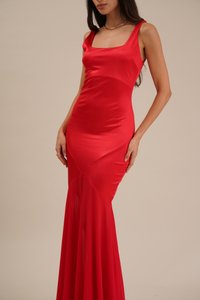 Robe en satin rouge avec un corsage ajusté, décolleté carré et bas transparent évasé. Texture lisse, coutures minimales et détails de design subtils.
