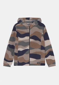 Veste à capuche en tissu doux avec un motif camouflage, présentant un design ondulé dans des nuances de bleu, marron et beige, avec une fermeture éclair à l'avant.