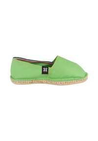 Espadrille en toile verte avec une semelle en jute, présentant un bout arrondi et un design à coupe basse. Comprend une doublure rayée colorée et une petite étiquette logo.