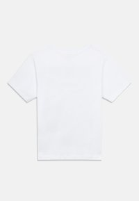 Baltas medvilninis marškinėlis su apvalia kaklo linija ir trumpomis rankovėmis. Nugara paprasta, be matomų logotipų ar raštų.