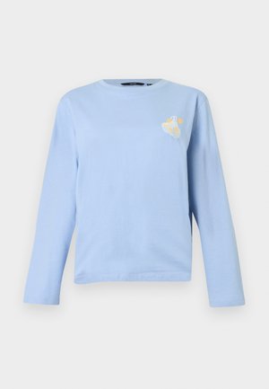 Ανοιχτό μπλε μακρυμάνικο μπλουζάκι από απαλό βαμβάκι, με μικρό κεντημένο σχέδιο ενός καλαθιού με φρούτα στην αριστερή πλευρά του στήθους.